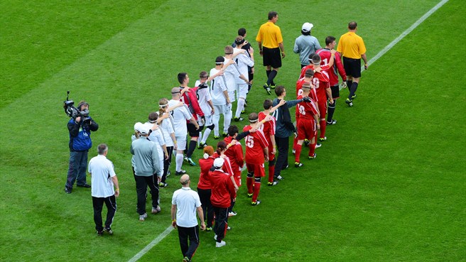 Jogadores cegos e amblíopes entram em campo no UEFA EURO 2012 para disputar um jogo âmbito do projecto Respeito pela Inclusão. 
